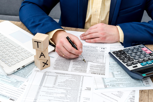 Comparaing professional tax preparers